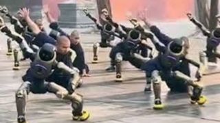 تمرین عجیب کونگفوی رباتهای انساننما با راهبان معبد تمرین عجیب کونگفوی رباتهای انساننما با راهبان معبد