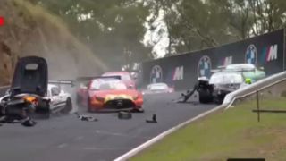 لحظه وقوع برخورد هولناک خودروی مرسدس با پورشه لحظه وقوع برخورد هولناک خودروی مرسدس با پورشه