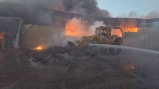 آتش سوزی کارخانه تولید کفش در جنوب تهران آتش سوزی کارخانه تولید کفش در جنوب تهران