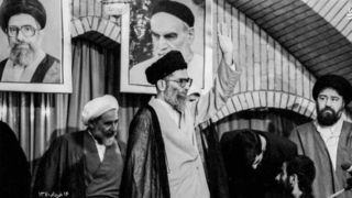 تصاویر قدیمی از سخنرانی رهبر شهید در سالروز رحلت امام(ره) تصاویر قدیمی از سخنرانی رهبر شهید در سالروز رحلت امام(ره)