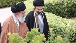 انتشار تصویر ویژه از رهبر انقلاب در کنار امام شهید به مناسبت عید غدیر انتشار تصویر ویژه از رهبر انقلاب در کنار امام شهید به مناسبت عید غدیر