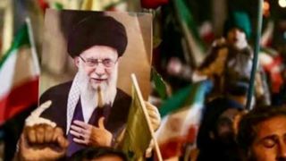 فرود هواپیمای حامل پیکر رهبر شهید در فرودگاه مشهد فرود هواپیمای حامل پیکر رهبر شهید در فرودگاه مشهد