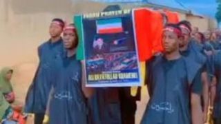 عزاداری و تشییع نمادین رهبر شهید انقلاب در آفریقا عزاداری و تشییع نمادین رهبر شهید انقلاب در آفریقا