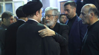 سید حسن در آغوش حدادعادل/ گپ و گفت ناطق نوری و حدادعادل شکار عکاسان شد سید حسن در آغوش حدادعادل/ گپ و گفت ناطق نوری و حدادعادل شکار عکاسان شد