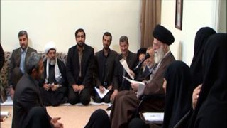 تصاویری منتشر نشده از دیدارهای صمیمانه خانوادههای شهدا با رهبر شهید تصاویری منتشر نشده از دیدارهای صمیمانه خانوادههای شهدا با رهبر شهید