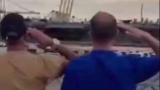 رفتار عجیب ۲ پهلویچی مقابل ناو زنگزده آبراهام لینکلن رفتار عجیب ۲ پهلویچی مقابل ناو زنگزده آبراهام لینکلن