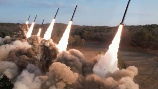 فیلمی از اصابت پیدرپی موشکهای ایران به پایگاه آمریکا در اردن فیلمی از اصابت پیدرپی موشکهای ایران به پایگاه آمریکا در اردن