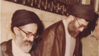 مرحوم آیتالله شبیری زنجانی در کنار رهبر شهید انقلاب مرحوم آیتالله شبیری زنجانی در کنار رهبر شهید انقلاب