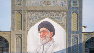 نصب کتیبه جدید تصویر رهبر شهید در حرم رضوی نصب کتیبه جدید تصویر رهبر شهید در حرم رضوی