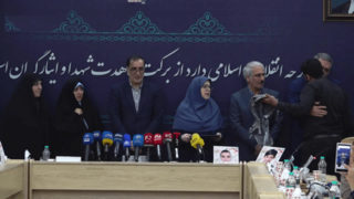 کوله پشتی خونین این دختر شهید به رئیس جمهور رسید کوله پشتی خونین این دختر شهید به رئیس جمهور رسید
