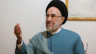 ویدئویی از کنار گذاشتن عصا توسط محمد خاتمی بحثبرانگیز شد ویدئویی از کنار گذاشتن عصا توسط محمد خاتمی بحثبرانگیز شد