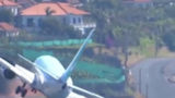 تصاویر فرود عجیب و غریب بوئینگ ۷۳۷ در فرودگاه کریستیانو رونالدو