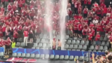 دو هوادار دانمارک وسط استادیوم دوش گرفتند!